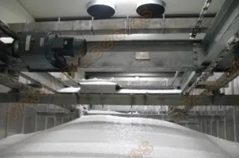 Detalle del puente de un rastrillo automático trabajando sobre el hielo